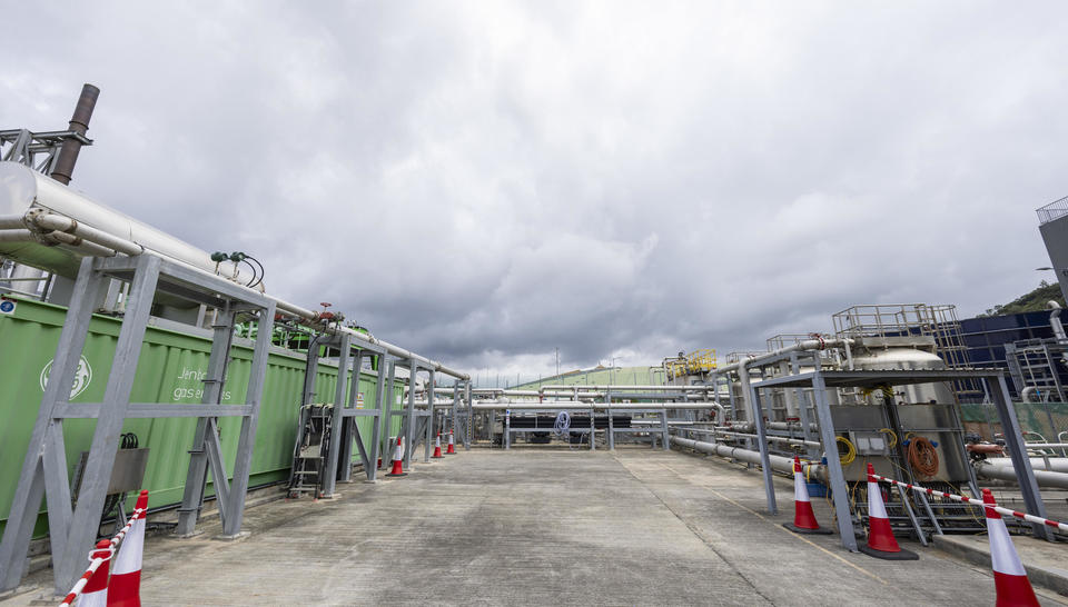 The green hydrogen project is located within the SENTX Landfill. Veolia will install pipelines at the existing biogas treatment plant to transport the biogas to the green hydrogen production facility.