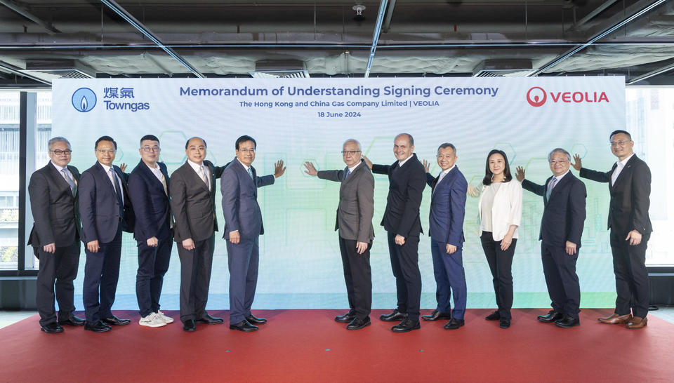 Officiating guests at the launch ceremony of Hong Kong’s first green hydrogen production project include top management from Veolia, Towngas, and HKSAR.